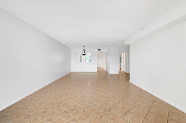 Building Photo - 14096 Huntington Pointe Dr