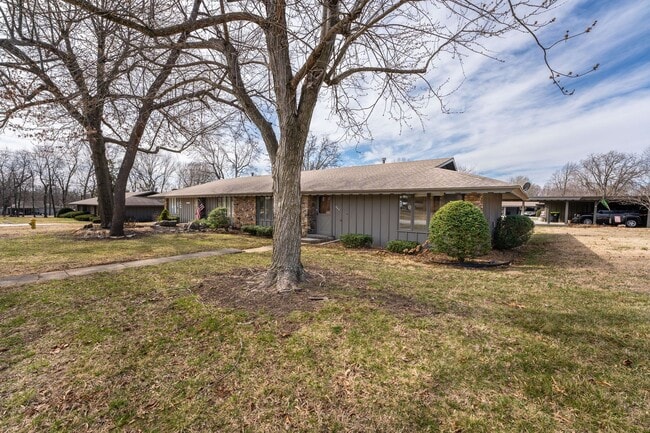 Building Photo - Hickory Village 55 Plus, LLC - 3700 E Cherry St Springfield, MO 65809