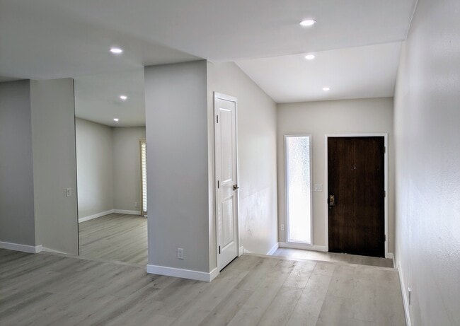 Entry - Interior - 28126 Ridgethorne Ct