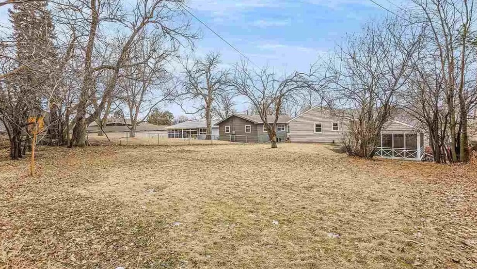Huge fenced in back yard! - 424 N Lake Ave