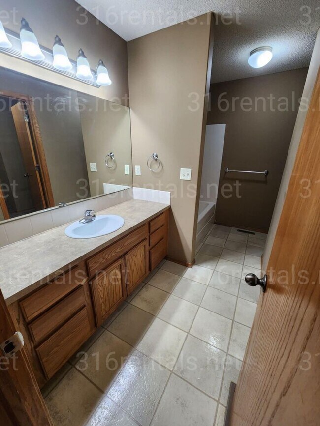 Building Photo - $1,650 - 3 bedroom / 1 bathroom - Single F...