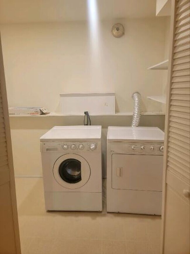 Building Photo - Classic North Tacoma 4 Bedroom Tri-Level with Peak a Boo View!