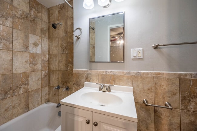 Building Photo - 1140 N La Salle Dr