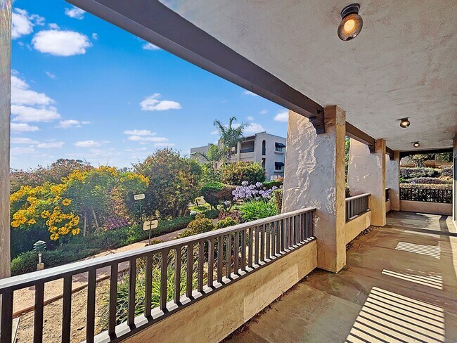 Building Photo - Charming & Spacious 2BD/2BA Condo in Bay P...