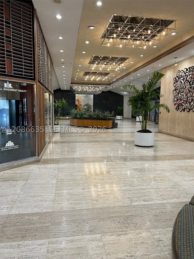 Building Photo - 905 Brickell Bay Dr