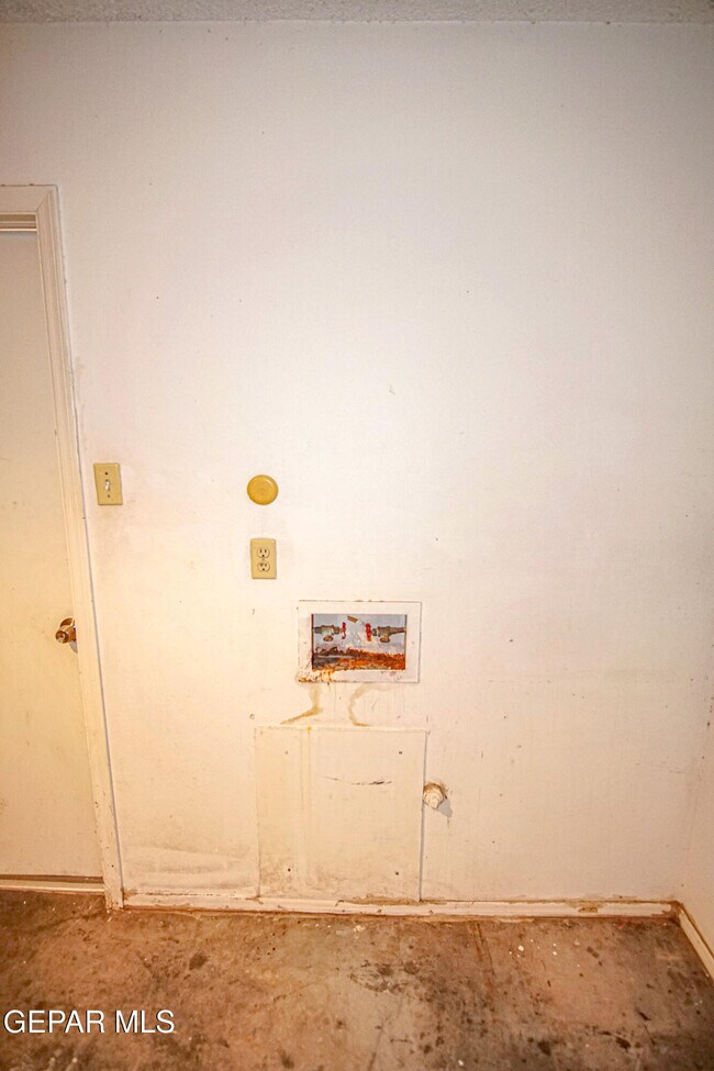 Building Photo - 8548 Arboleda Dr