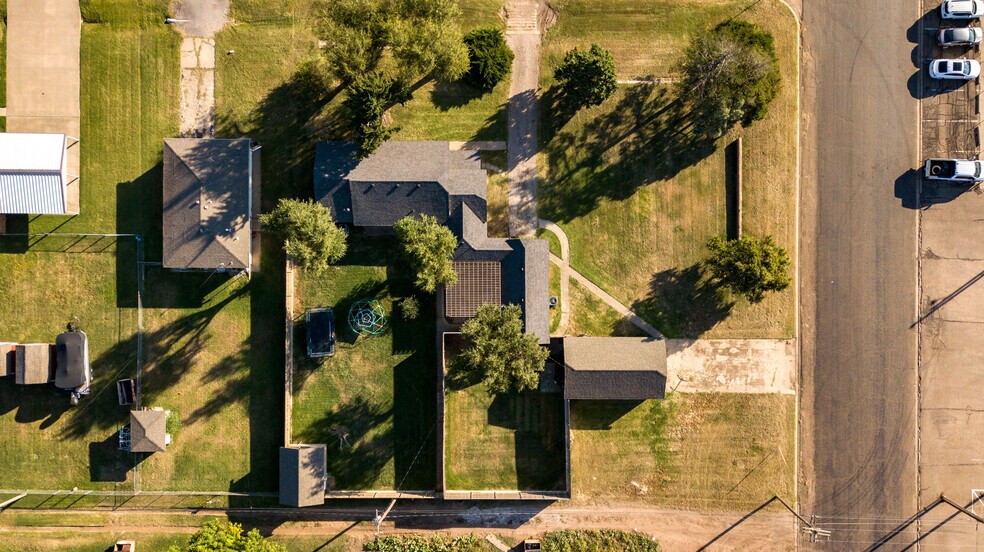 Building Photo - 1105 Main St