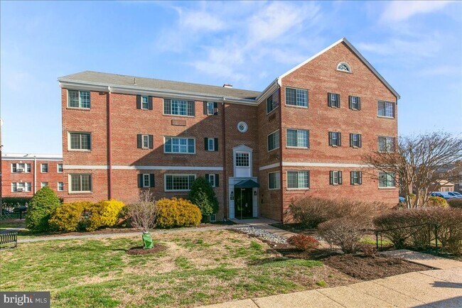 Building Photo - 820 N Washington St