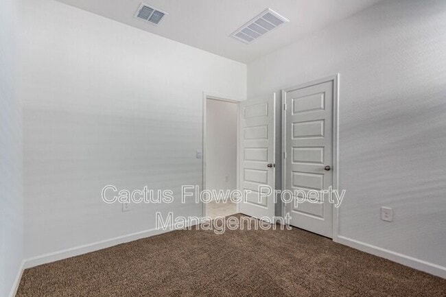 Building Photo - 2037 W Shelly Ave