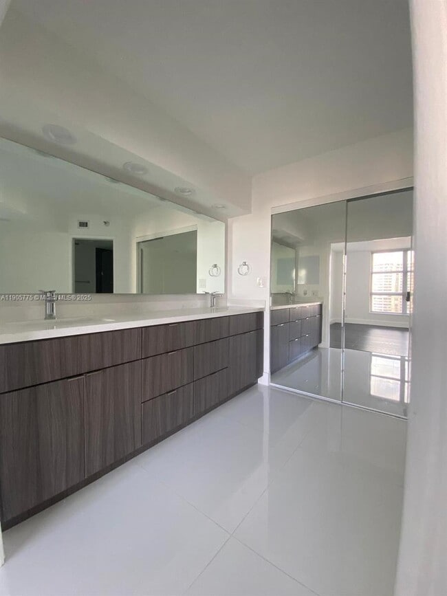 Building Photo - 19101 Mystic Pointe Dr