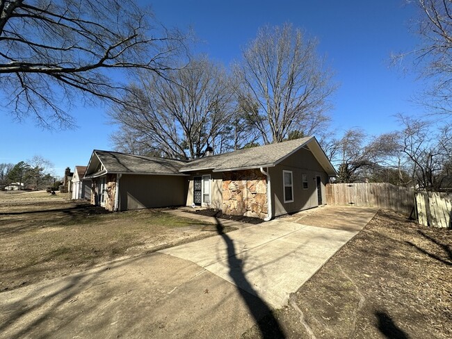 Building Photo - 8230 Shallow Glen Trl Cordova, TN 38016