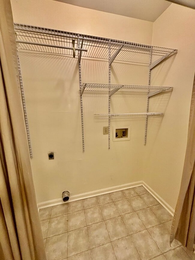 Building Photo - 2 Bedroom Across from Law School!