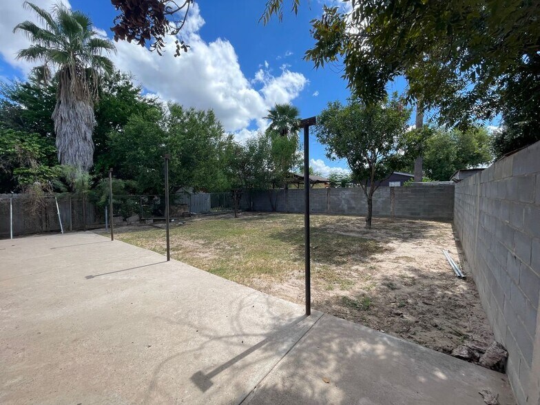 Building Photo - 231 Malaga Dr
