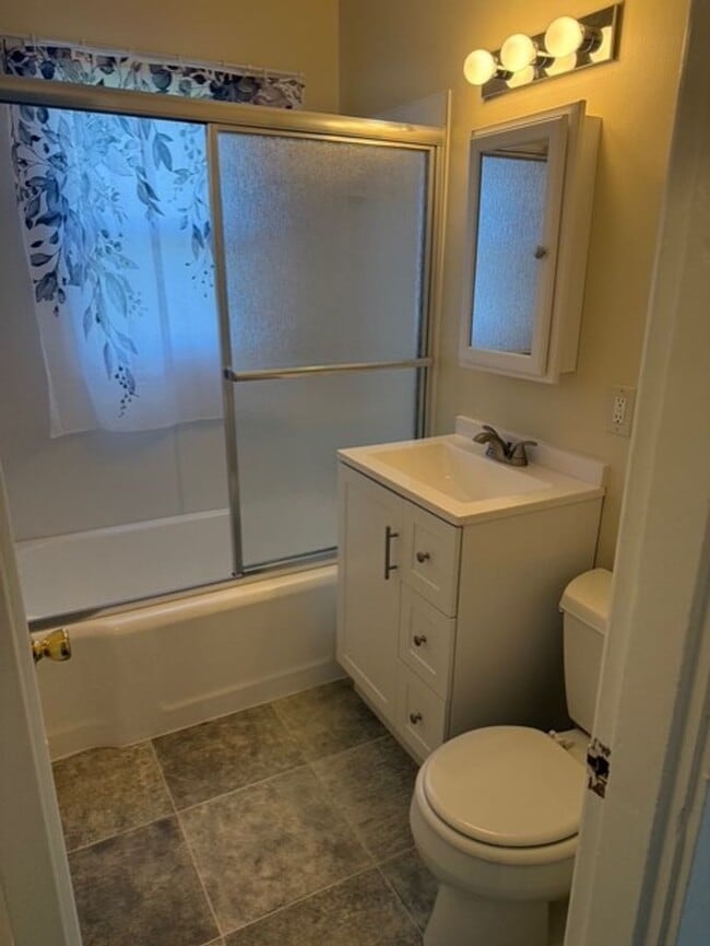 Building Photo - Arbor Lodge Gem