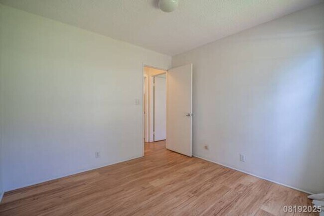 Building Photo - Bright and Cozy 2BR/1BA/1PKG unit in Royal...