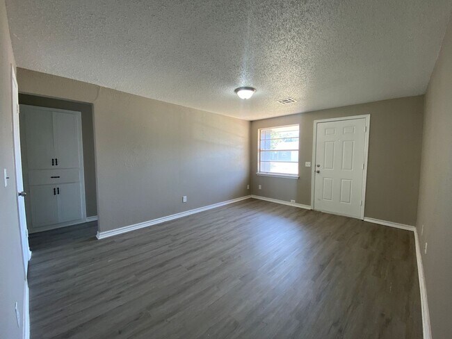 Building Photo - Charming 5 Bedroom House