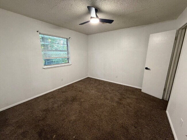 Building Photo - 3 Bed 2 Bath in Midwest City