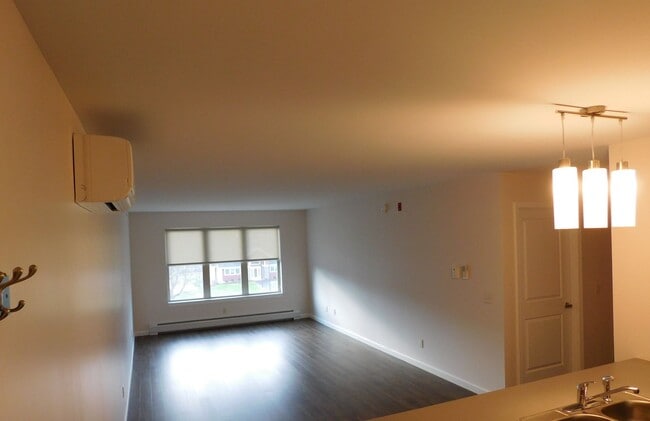 Building Photo - Beautifully Spacious 1 Bedroom Apartment