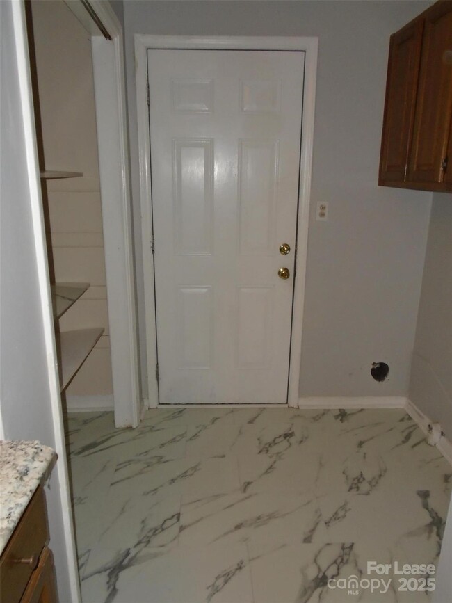 Building Photo - 4024 Rosehaven Dr