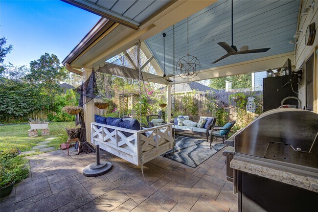 Building Photo - 22526 Cove Hollow Dr