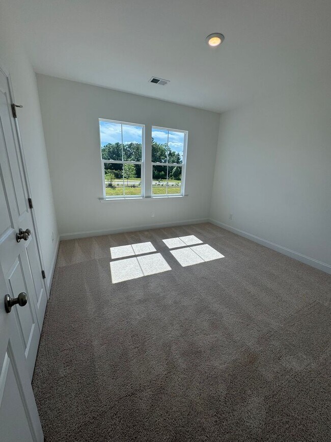 Building Photo - 3 Bedroom 2.5 Bath House in Hawthorne Land...