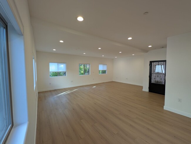 Building Photo - 1109 La Peer Dr