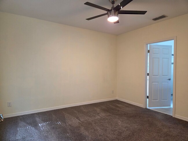 Building Photo - Move in Ready 3/2 in Lago Katrina