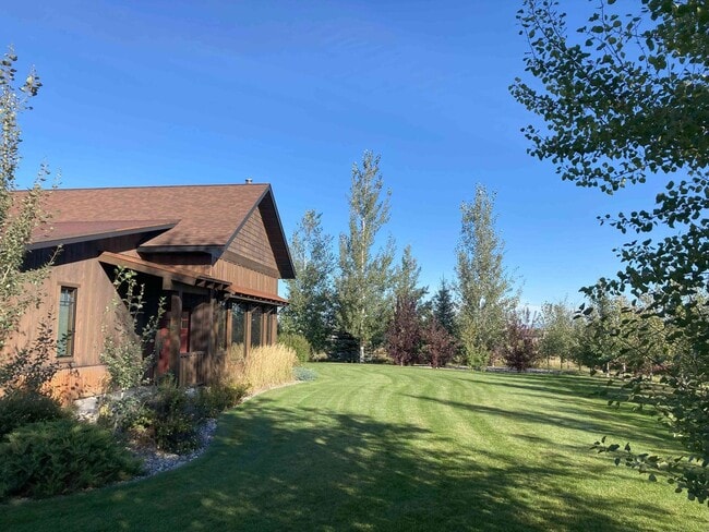 Building Photo - Stunner on Springhill