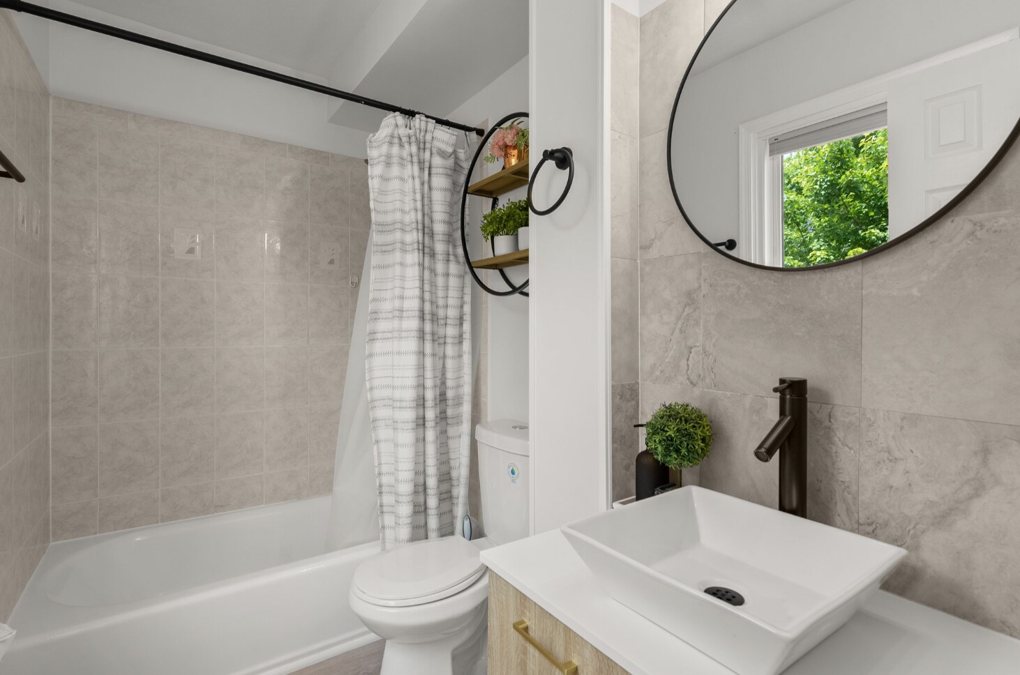 Master bathroom - 13405 Wisteria Dr