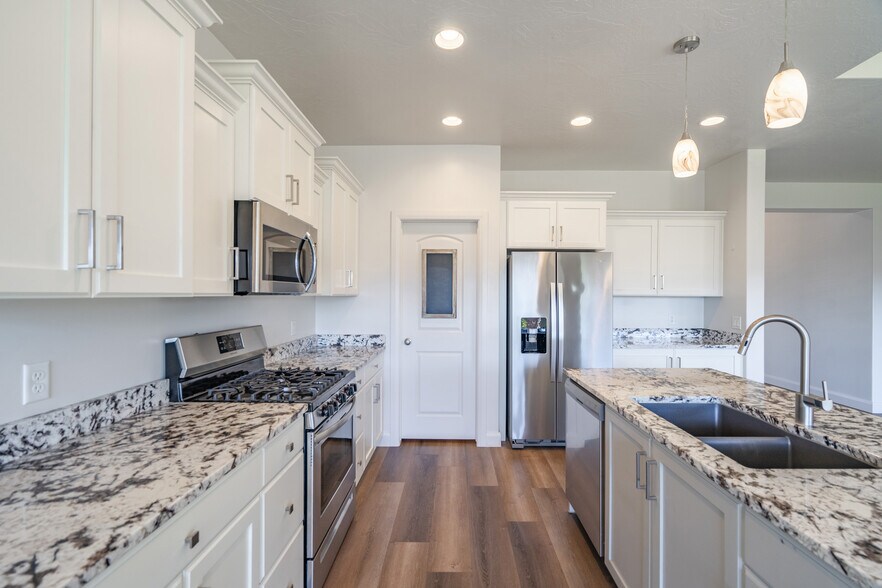 Building Photo - 3158 E Fuchsia Dr