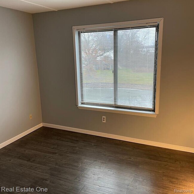 Building Photo - 7220 Bluewater Dr