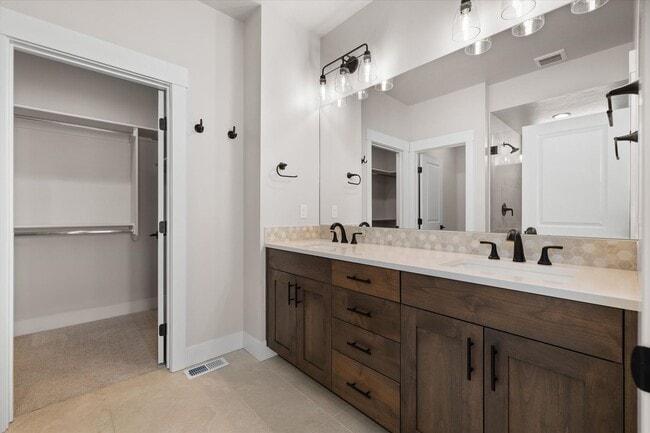 Building Photo - Resort-Style Living in the Prestigious Riv...