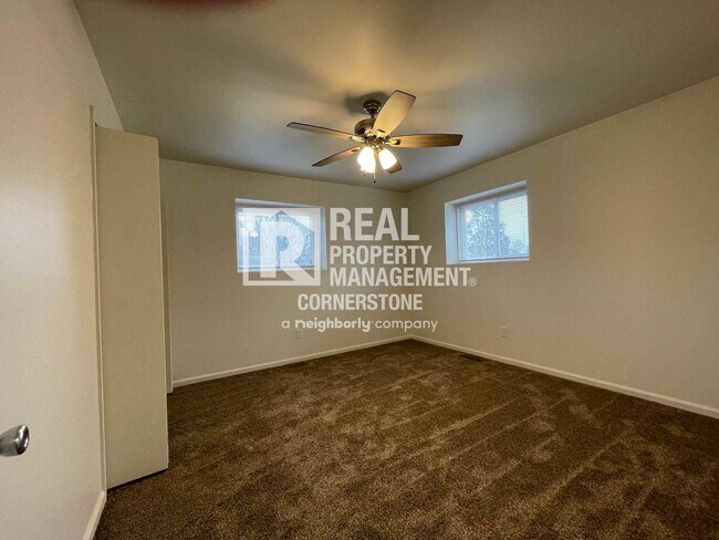Building Photo - Updated & Inviting 2-Bedroom Townhome in Q...