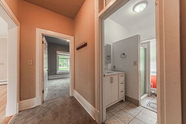 Building Photo - Victorian Home Downtown! 6 - Month Leases ...