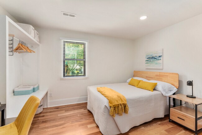 Building Photo - 5708 Southampton Rd