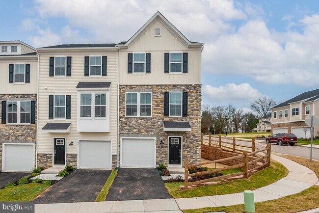 Building Photo - 923 Magnolia Ln