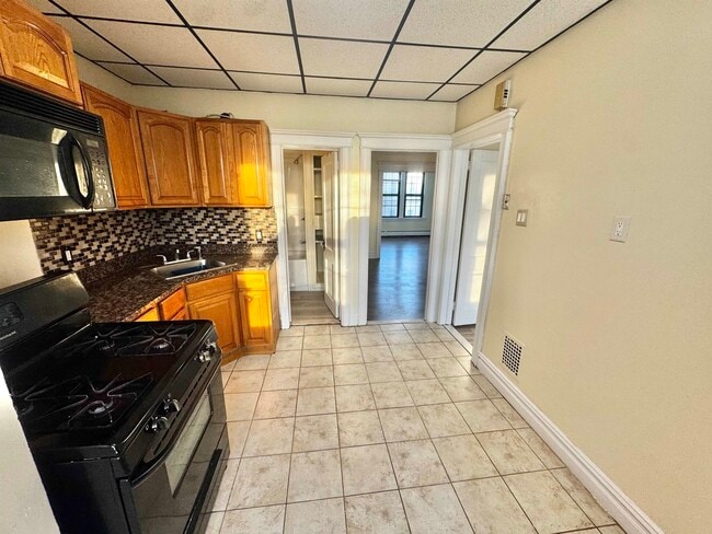 Building Photo - 213 Gates Ave