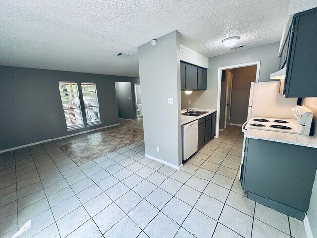 Building Photo - 1318 Southport Dr