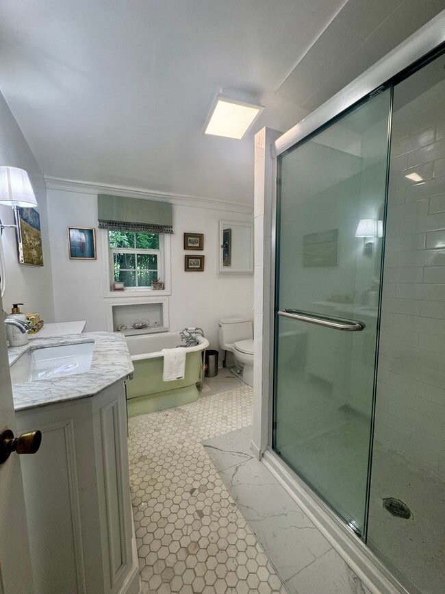 Building Photo - Charming 2 Bedroom 1 Bathroom