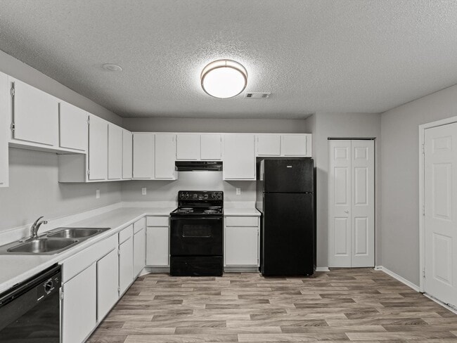 Building Photo - Newly renovated 3 bedroom/2 bath Townhome - Move In Special