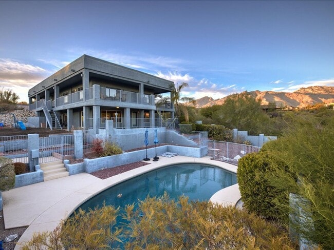 Building Photo - 4 Bedrooms, 3 Bathrooms