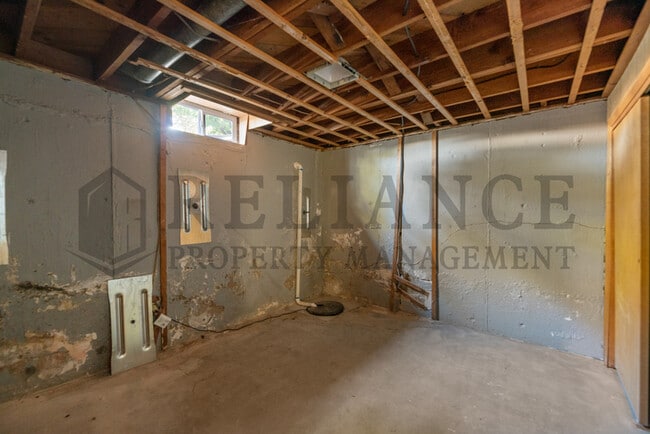 Building Photo - 921 S Royal Rd