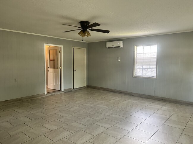 Building Photo - 121 Shamrock Dr