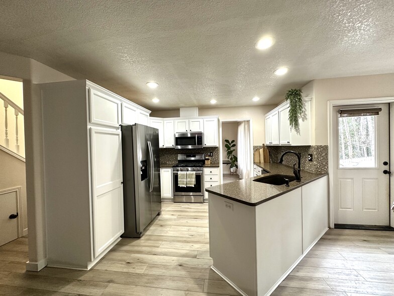 Kitchen - 13636 Duane St