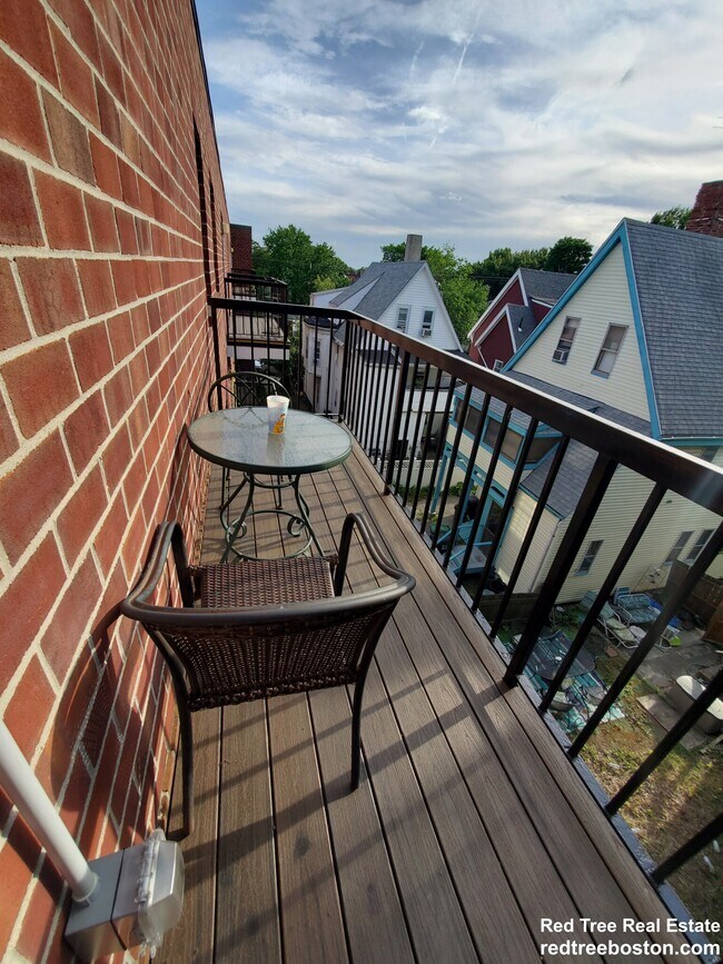 Building Photo - 23 Elm St