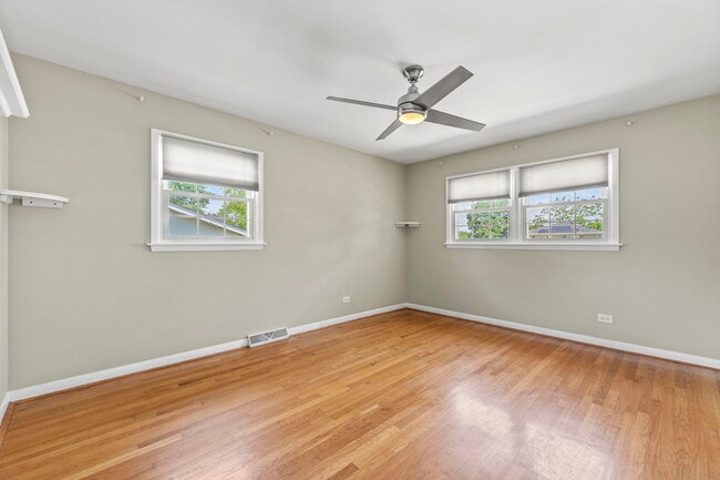 Building Photo - 1105 E Alder Ln