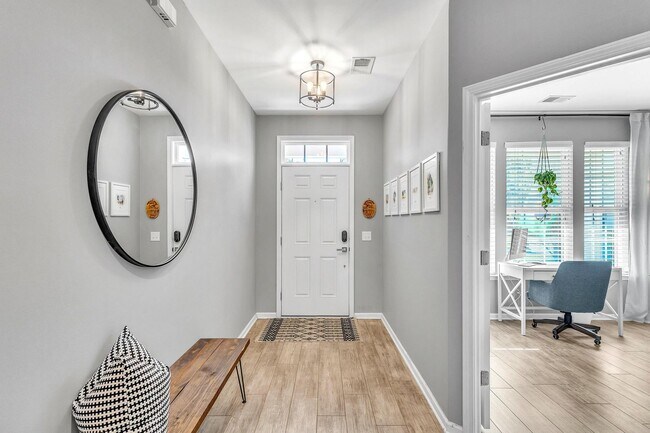 Building Photo - Stunning 4 Bed/2.5 Bath home in Creekside