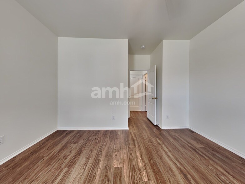 Building Photo - 7017 Chaucer Dr