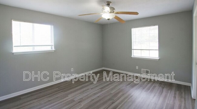 Building Photo - 210 Creekwood Ln