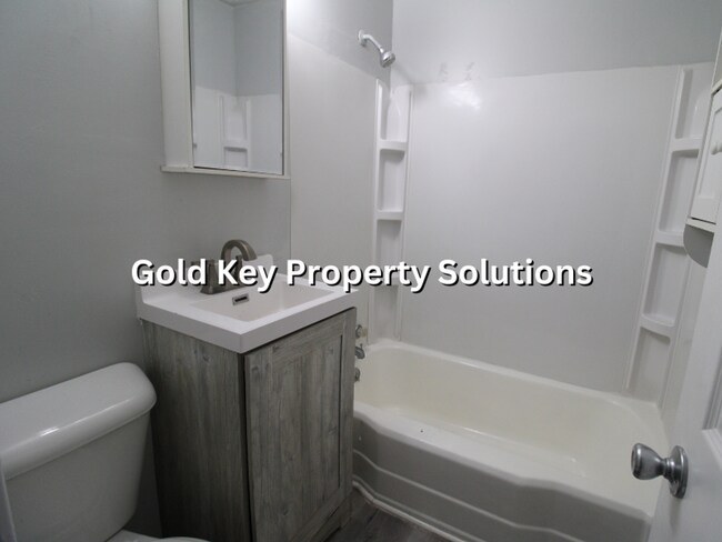 Building Photo - 2 BR 1 BA House with New Flooring and Paint (SECTION 8 APPROVED)